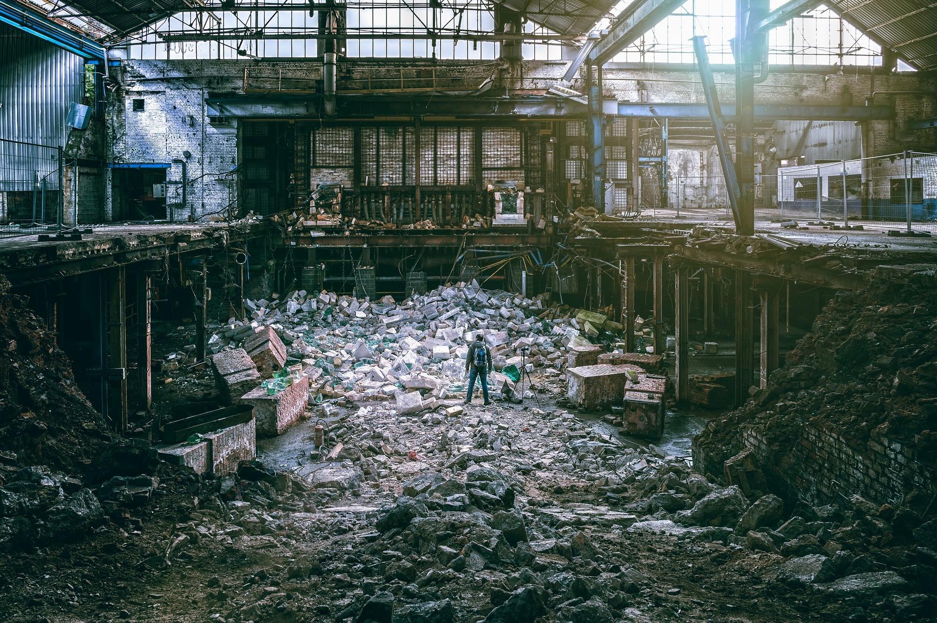 Le fasi di demolizione di un capannone industriale.