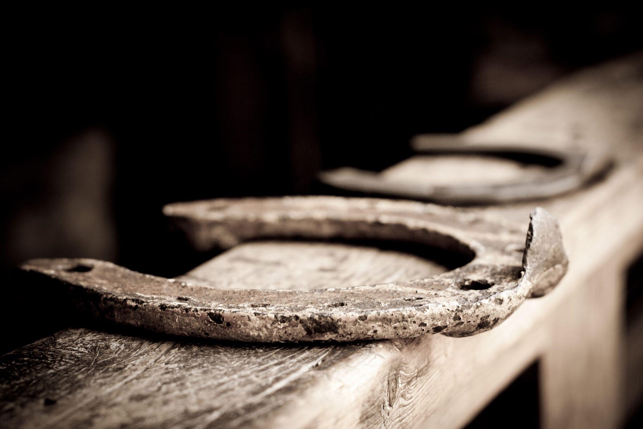 Ferri di cavallo su un asse di legno, ottimo materiale per il recupero dei metallli.